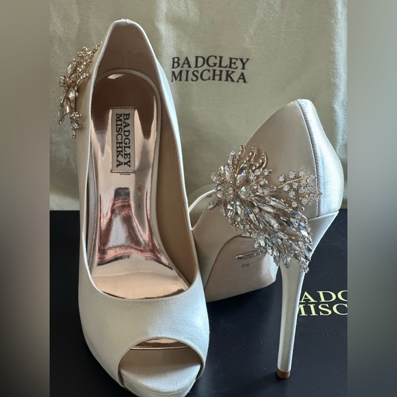 Badgley Mischka Shoes - Badgley Mischka Ivory Shoes w/ Crystals size 8.5 style Marcia